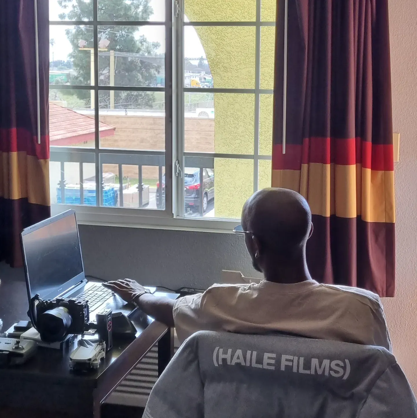 Senay au montage, veste Haile Films