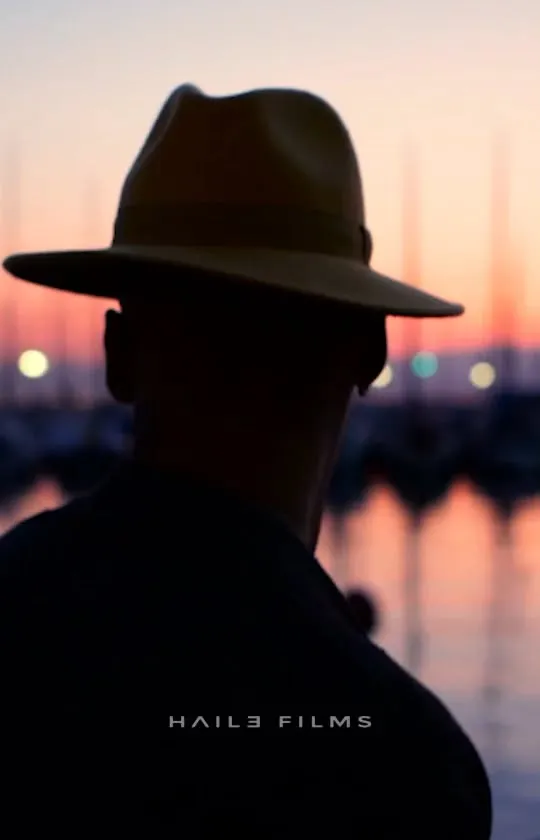 Silhouette au chapeau devant un coucher de soleil