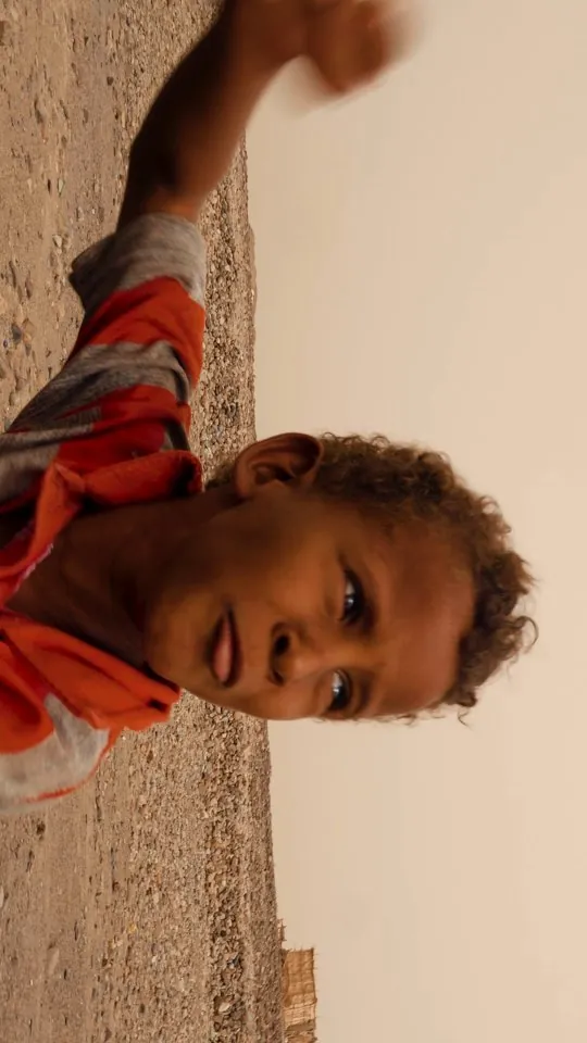 Portrait d'enfant en lumière chaude, tourné en Éthiopie