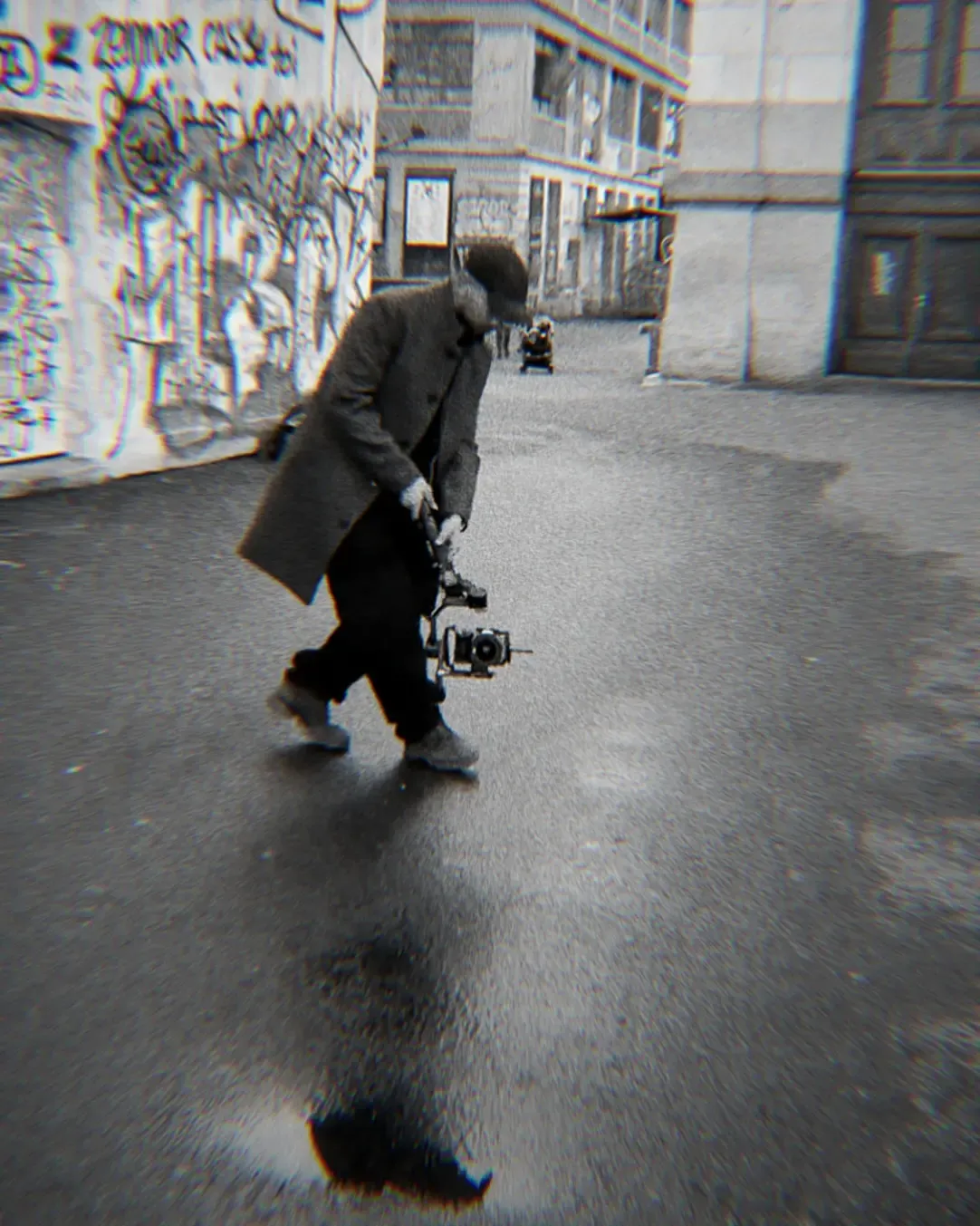 Cadreur dans une rue mouillée, noir et blanc