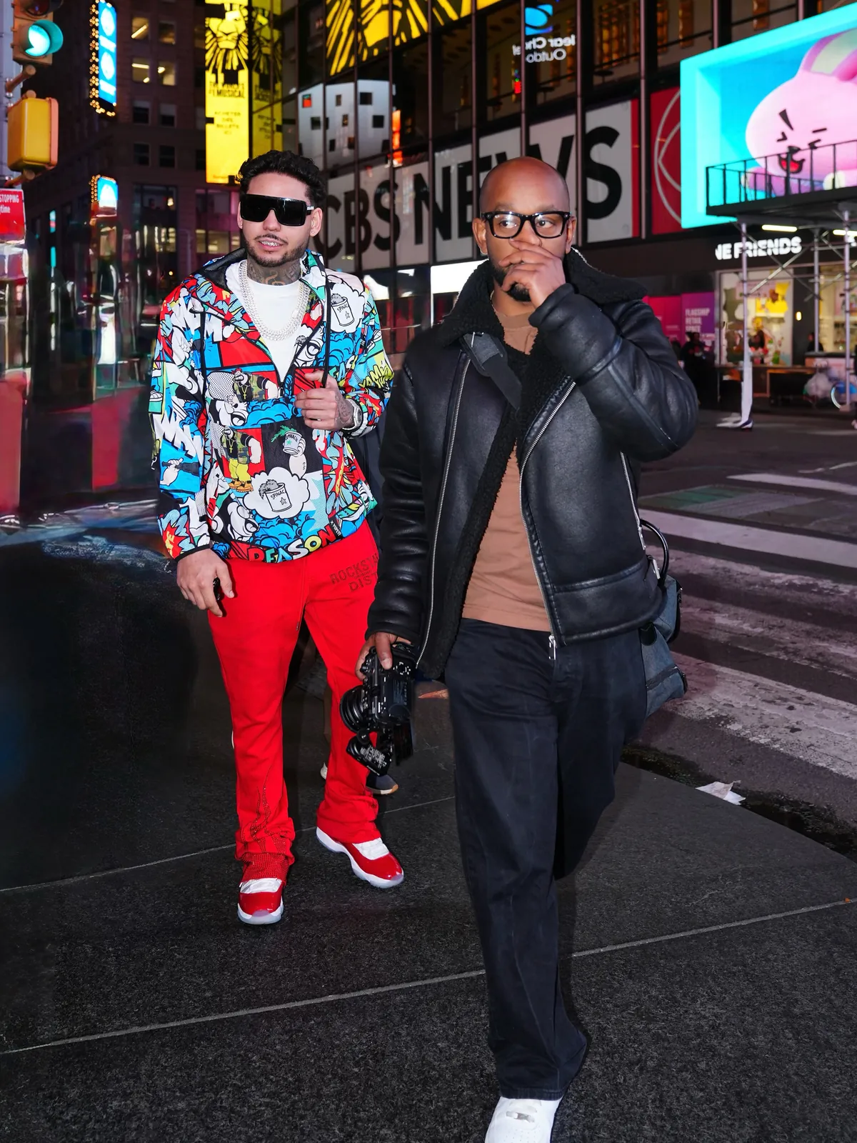 Deux artistes à Times Square, de nuit
