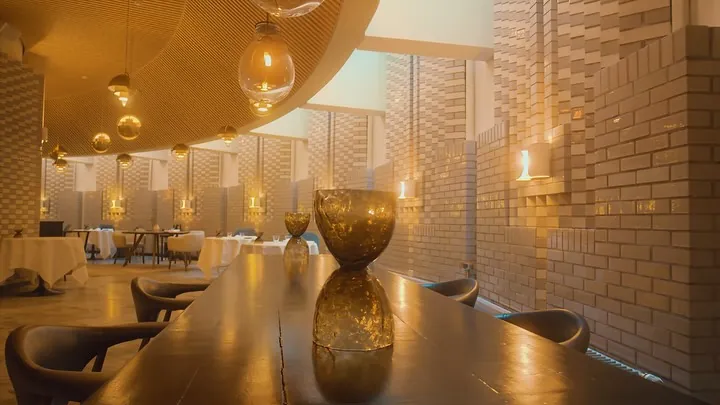 Salle d'un restaurant gastronomique en lumière dorée